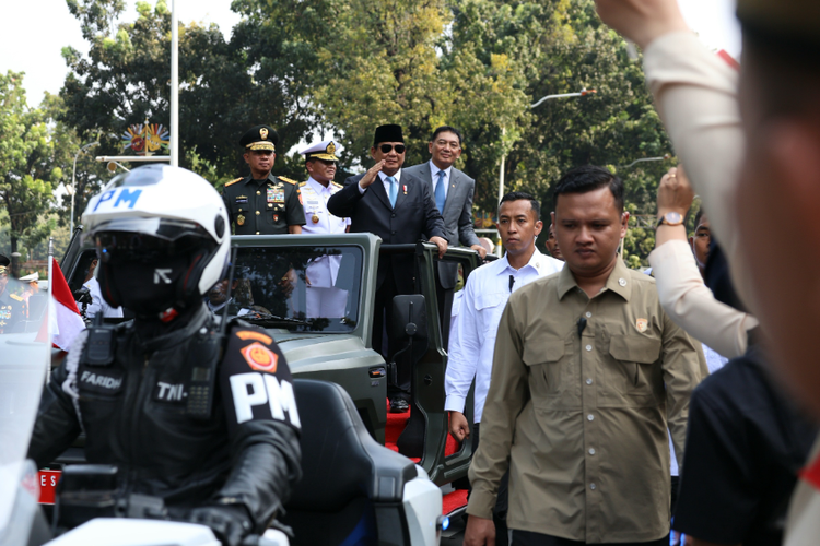 Antusias Warga Sapa Prabowo dan Menhan Sjafrie Naik Maung Usai Serah Terima Jabatan Menuju Istana Negara