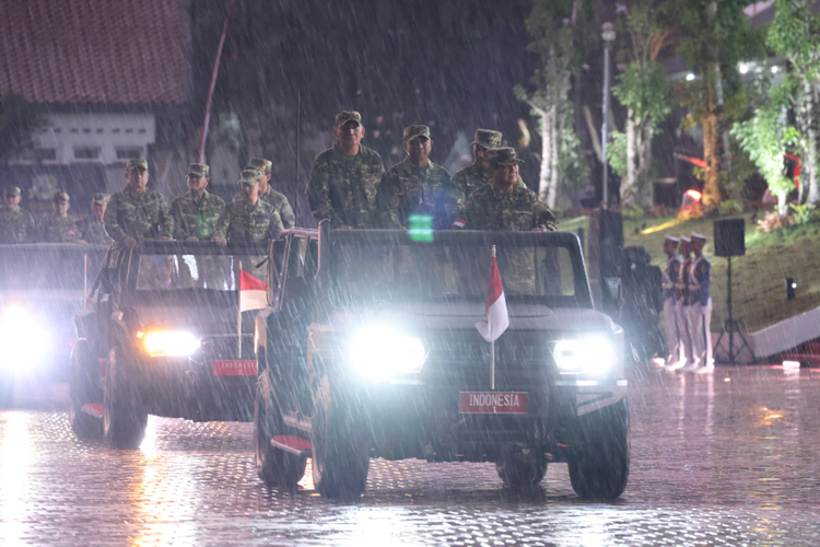 Prabowo Gagah Naik Maung, Hujan-hujanan pada Upacara Parade Senja di Akmil Magelang