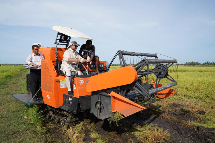 Kebahagiaan Petani Merauke Dampingi Prabowo Kemudikan Harvester, Arie: Saya Sampai Merinding