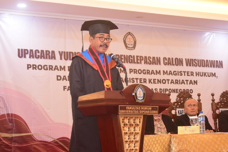 Setia Untung Raih Gelar Doktor, Ini Pesannya Kepada Sarjana Hukum Undip: Berprilaku Baik Fondasi Awal Dalam Berhukum