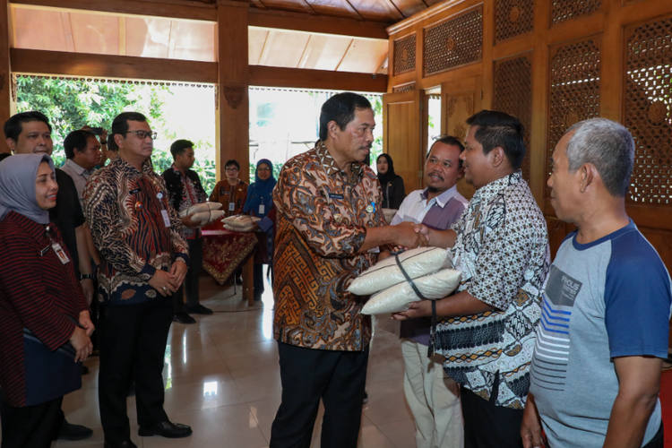 Pemprov Jateng Salurkan 10 Ton Beras Kepada 1.000 KPM di Kota Surakarta: Kurangi Beban Pengeluaran Masyarakat Miskin