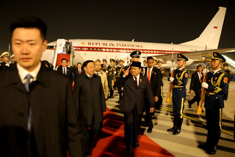 Presiden Prabowo Tiba di Beijing untuk Bertemu Xi Jinping, Disambut Jajar Kehormatan di Bandara