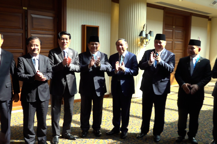 Momen Presiden Vietnam Jenderal Luong Cuong Puji dan Ajak Prabowo Foto Bersama Disela-sela KTT APEC 2024 Peru