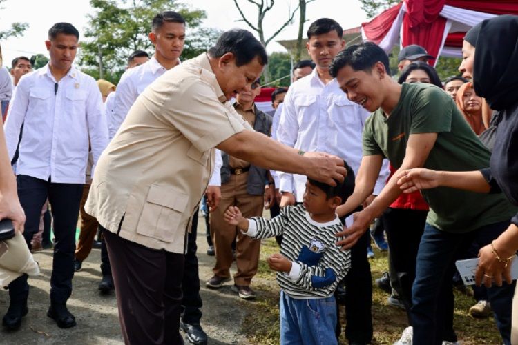 Usai Nyoblos, Prabowo Bercengkrama dengan Warga dan Anak-Anak Bojong Koneng: Kacamatanya Lucu