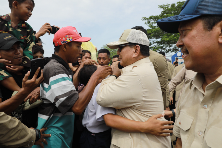 Prabowo Sapa Hangat Ratusan Warga Karawang Usai Blusukan di Tambak Budidaya Ikan Nila