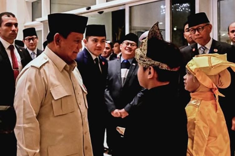 Momen Anak-anak WNI Kenakan Pakaian Adat Sumbar Sambut Presiden Prabowo di Mesir: Bangga dan Senang!