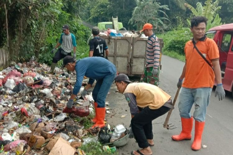 Kerja di Hari Libur, Pasukan Orange Dinas LH Lebak Bersihkan Tumpukan Sampah Rumah Tangga