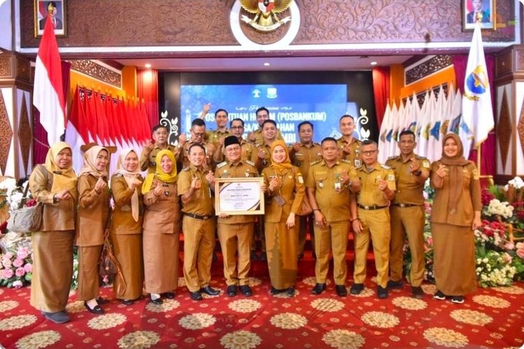 Wali Kota Maulana Terima Penghargaan dari Kemenkum RI, Kota Jambi Tuntaskan Posbankum di 68 Kelurahan