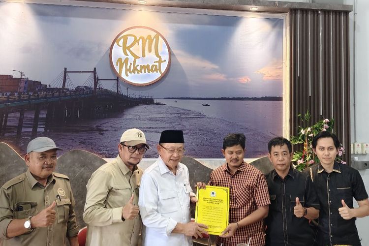 CE Serahkan SK Kepengurusan ke Syufrayogi, DPD II Tanjab Barat Jadi yang Perdana Pasca-Musda