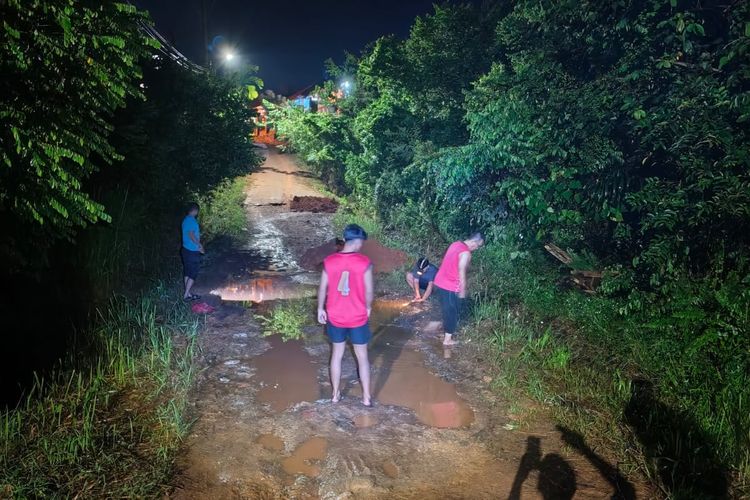 Harapan Tinggal Harapan: Tak Tersentuh Pemerintah, Warga Villa Delima Mayang Kembali Swadaya Timbun Jalan Rusak