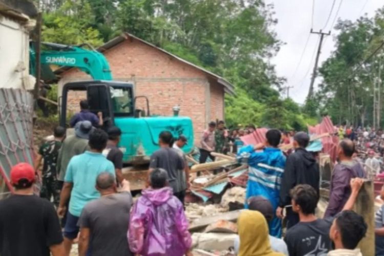Longsor Hantam Rumah Warga di Bungo Saat Penghuni Terlelap, Dua Anak Tertimbun Material