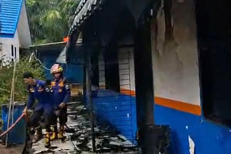 SMPN 9 Kebon IX Muaro Jambi Terbakar: Tiga Ruangan Ludes, Diduga Akibat Korsleting Listrik