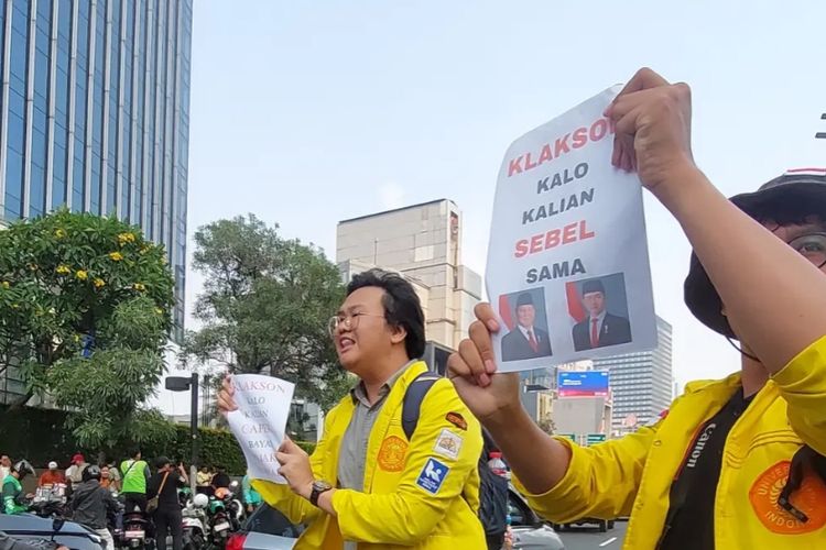 Pengendara Ramai-Ramai Bunyikan Klakson, Aksi Mahasiswa UI Sindir Prabowo-Gibran di Sudirman Viral