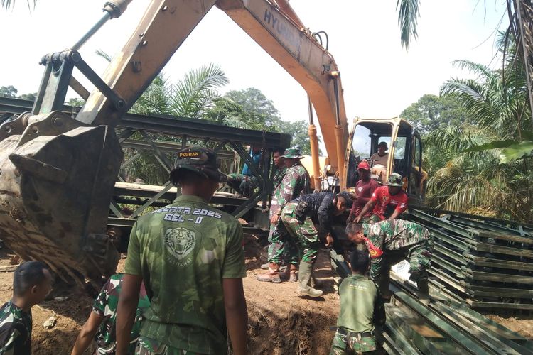 Kodim 0415/Jambi Bersama Satuan Jajaran Bangun Jembatan Bailey, Pulihkan Akses Penghubung Dua Kecamatan di Batang Hari