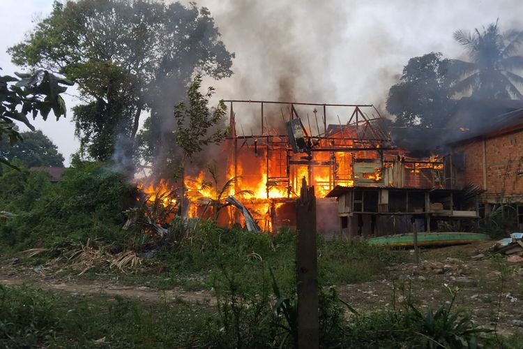 Diduga Korsleting Listrik, Dua Rumah di Arab Melayu Kota Jambi Terbakar