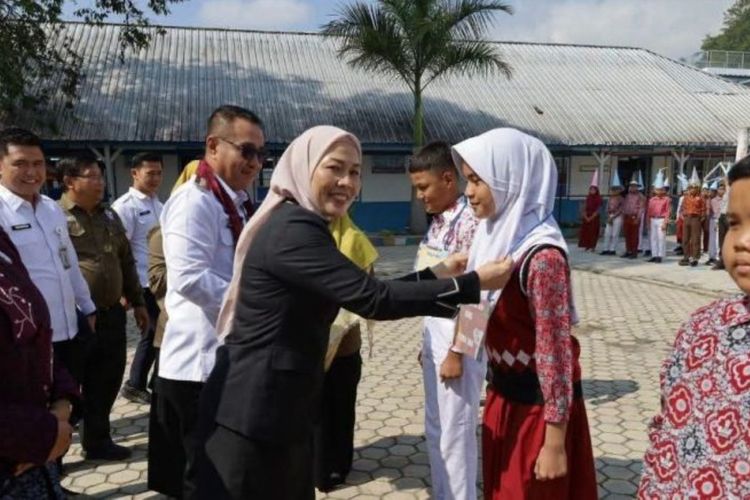MPLS Dimulai, Pemkot Sungai Penuh Bagikan Seragam Sekolah Gratis untuk Siswa Baru