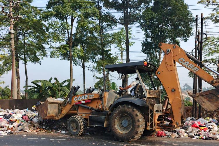 Sampah Meluber di TPS Nava Village 4, DLH Muaro Jambi Kerahkan 11 Armada
