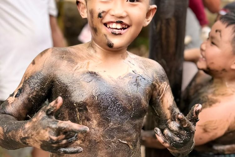Keseruan Panjat Pinang Cucu Raden Riva'i di HUT ke 81 RI
