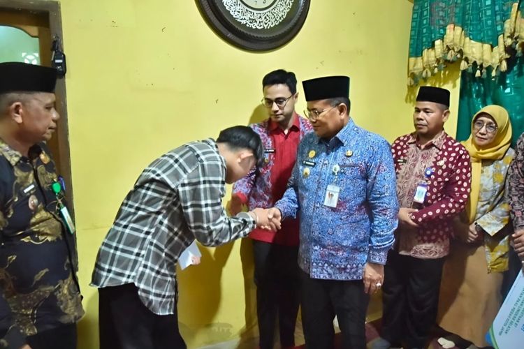 Maulana-Diza Serahkan Santunan JKM Rp42 Juta kepada Ahli Waris Ketua RT di Lingkar Selatan
