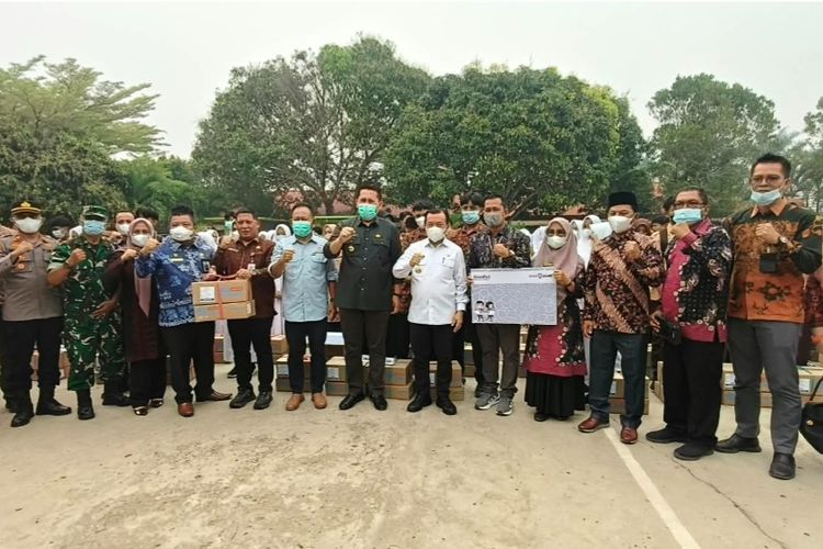 Al Haris Serahkan Bantuan Pro Jambi Cerdas untuk 465 Siswa di Merangin