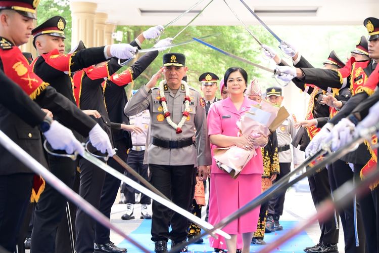 Kapolda Jambi Pimpin Serah Terima Pataka Siginjai Sakti Wira Bhakti, Irjen Pol. Krisno H. Siregar Dilepas dengan Tradisi Kehormatan