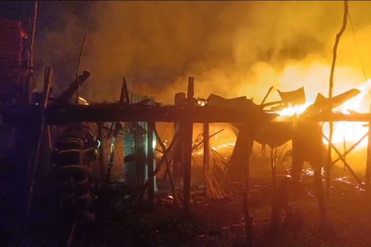 Dua Rumah Nonpermanen di Talang Banjar Terbakar, Satu Orang Luka Bakar