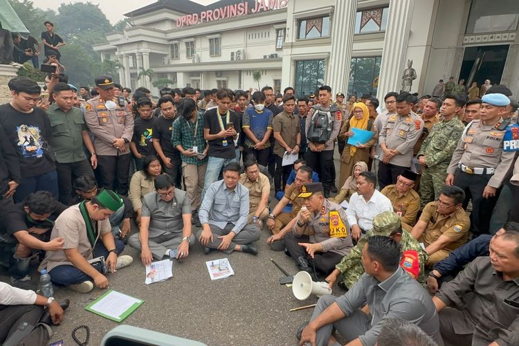 Kapolda Jambi Temui Mahasiswa di DPRD, Penanganan Karhutla dan Transparansi Anggaran Disorot