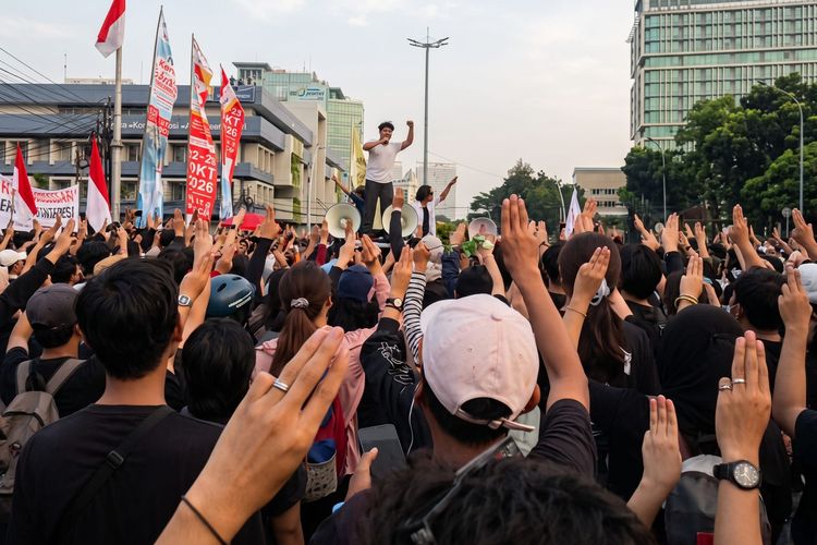 Salam Tiga Jari, Ini Makna Simbol yang Digunakan Massa Demonstrasi
