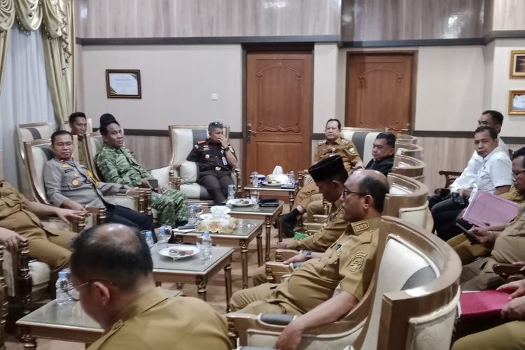 Didemo Warga, Bupati BBS Akhirnya Tutup Sementara Stockpile Pasir di Penyengat Olak