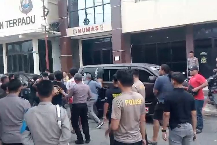 Polisi Tangkap Pelaku PETI di Sungai Ulak, Sejumlah Orang Diduga SAD Serang Polres Merangin
