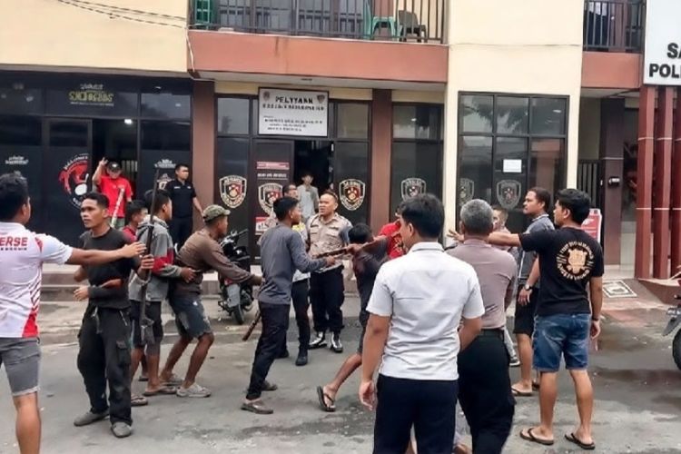 8 Penyerang Polres Merangin Ditangkap: Perintah Kapolda Jambi Ditindaklanjuti, Sejumlah Senjata Api Rakitan Disita 