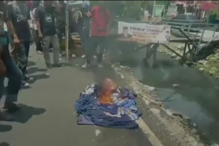 Komentar Netizen Soal Video Pembakaran Atribut Partai di Cakung: itu mah pasukan nasi bungkus