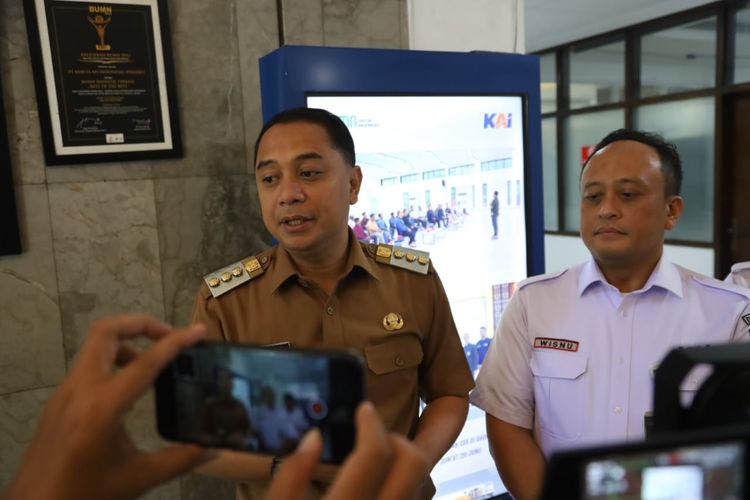 Bakal Bangun Saluran Air hingga JPO, Wali Kota Surabaya Diskusi dengan Petinggi KAI Daop 8, Demi Kurangi Kecelakaan!