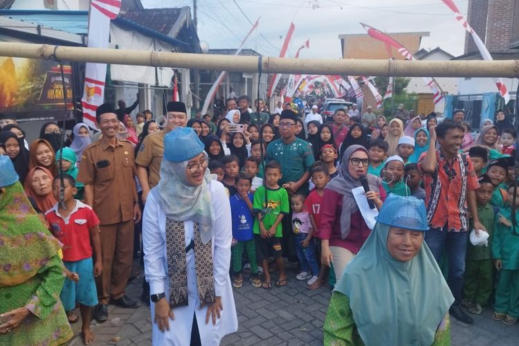 Bupati Banyuwangi Gabung Lomba 17an di Desa Labansasem, Ipuk : Kalah Lagi, Kalah Lagi