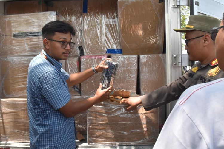 Satpol PP Surabaya dan Bea Cukai Sidoarjo Amankan 1,475 Juta Batang Rokok Ilegal
