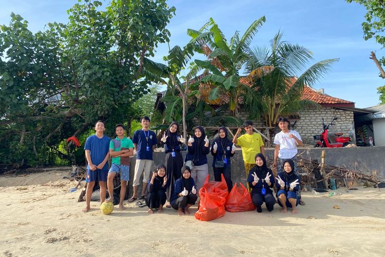 Mahasiswa KKN Kelompok 30 Universitas Trunojoyo Madura, Gelar Aksi Bersih Pantai di Desa Paseseh, Tanjung Bumi