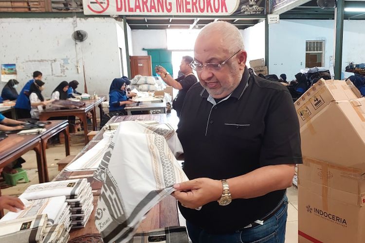 Sarung Songket Buatan Asli Tegal dengan Merk  Pohon Korma Kini  Tembus Qatar dan Yordania