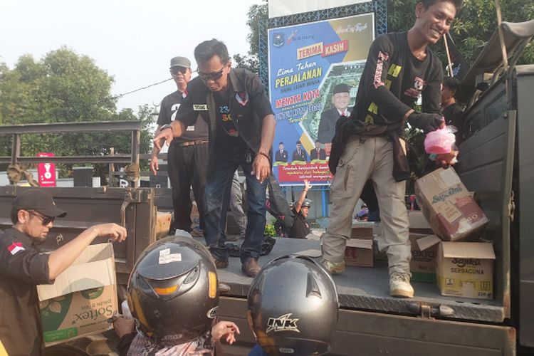 Tingkatkan Ukhuwah Islamiyah di Bulan Ramadan, DPC 234 SC Kota Tegal Bagikan 3500 Takjil