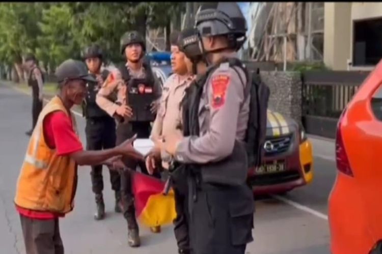 Ramadan Penuh Berkah! Polisi di Kota Tegal Patroli Dialogis  Sambil Bagikan Takjil