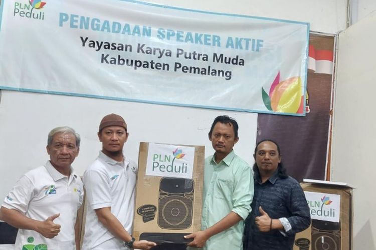 PLN Peduli! Masyarakat Banyumudal Pemalang Dapat Bantuan 100 Alat Pengeras Suara