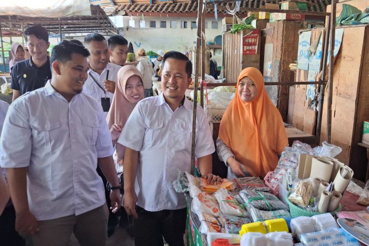 Blusukan Ke Pasar Langon, Curhatan Ini yang Diterima Paslon Faruq -Ashim Dari Sejumlah Pedagang