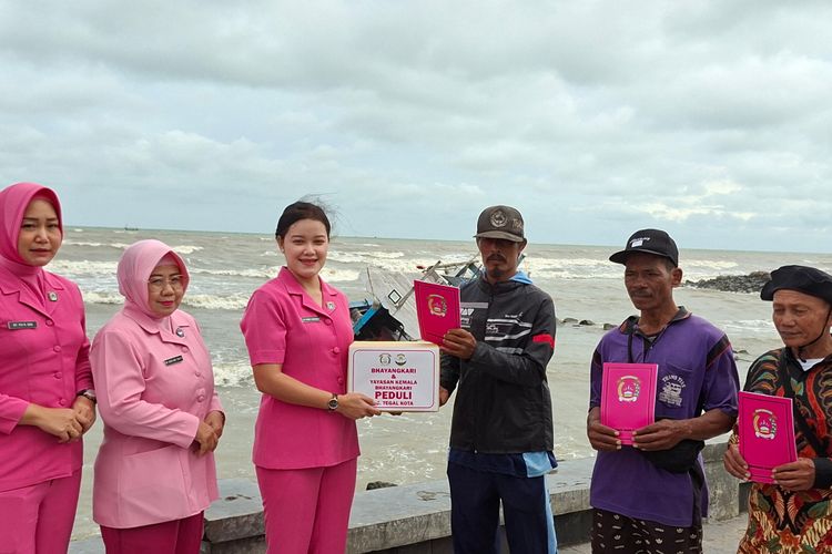 Bhayangkari Cabang Tegal Kota Hadir Bantu Pemulihan Ekonomi Nelayan Terdampak Kecelakaan Kapal Akibat Cuaca Buruk