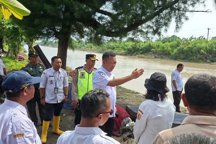 Sekda Kota Tegal Instruksikan Penguatan Sandbag Di Sungai Ketiwon Untuk Antisipasi Luapan Air Susulan 