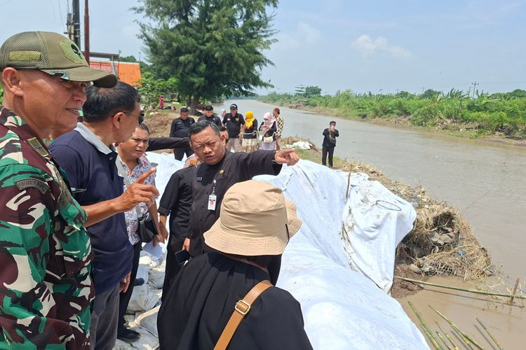 Aksi Nyata Sekda Kota Tegal di Bantaran Sungai Ketiwon: Pastikan Sandbag Terpasang Sempurna Demi Keselamatan Warga