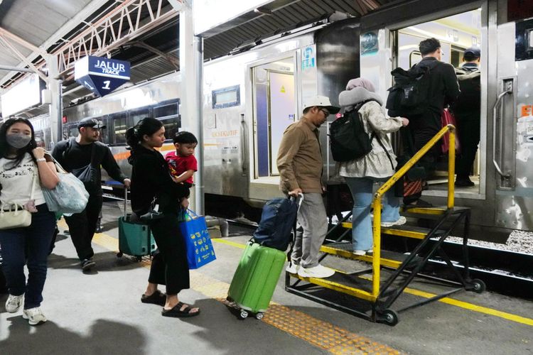 Arus Mudik Lebaran 2026 Meledak, 54.595 Penumpang Padati Stasiun Tegal, Kereta Api Jadi Pilihan Utama