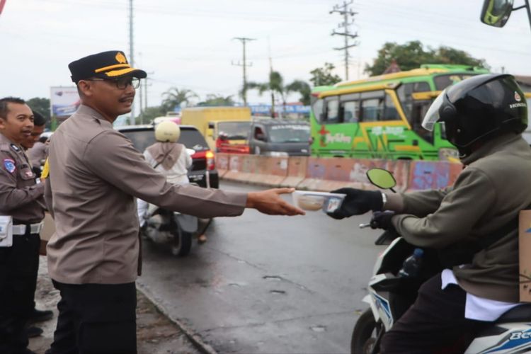 Aksi Humanis Polres Tegal Kota di Perlintasan Tirus, Pengendara Dapat Takjil Sekaligus Pesan Keselamatan