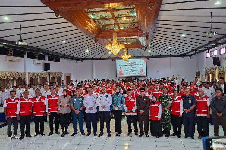 Wali Kota Tegal Kukuhkan Relawan PMI Kelurahan, Perkuat Sinergi dan Kesiapsiagaan Bencana 