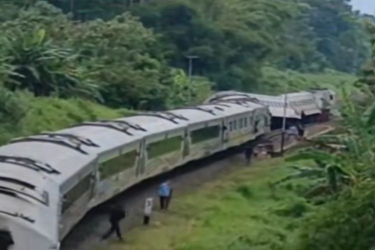 Live TikTok Warga Rekam Momen Kereta Api Bangunkarta Anjlok Dua Gerbong Keluar Rel