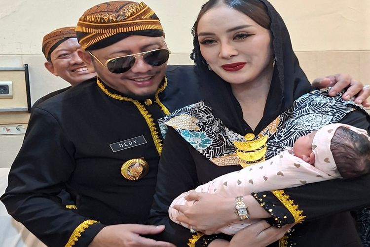 Bayi Beruntung Lahir Tepat Hari Jadi Kota Tegal Langsung Terima Dokumen Kependudukan dari Wali Kota