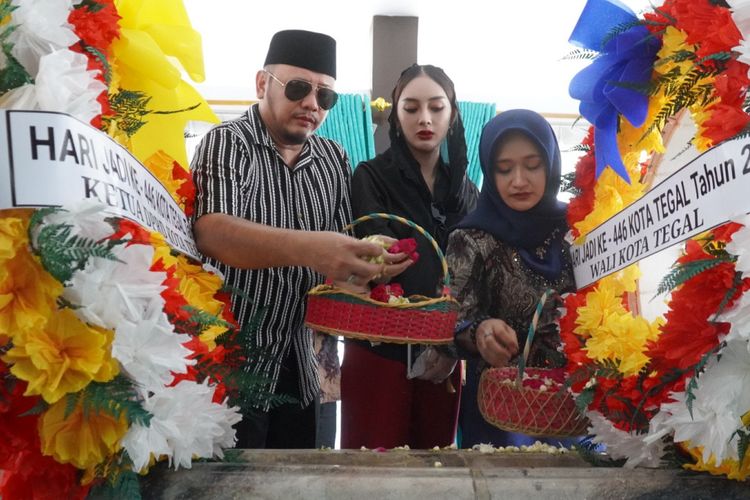 Momen Khidmat Wali Kota Tegal Dedy Yon Supriyono Ziarah Ke Makam Ki Gede Sebayu
